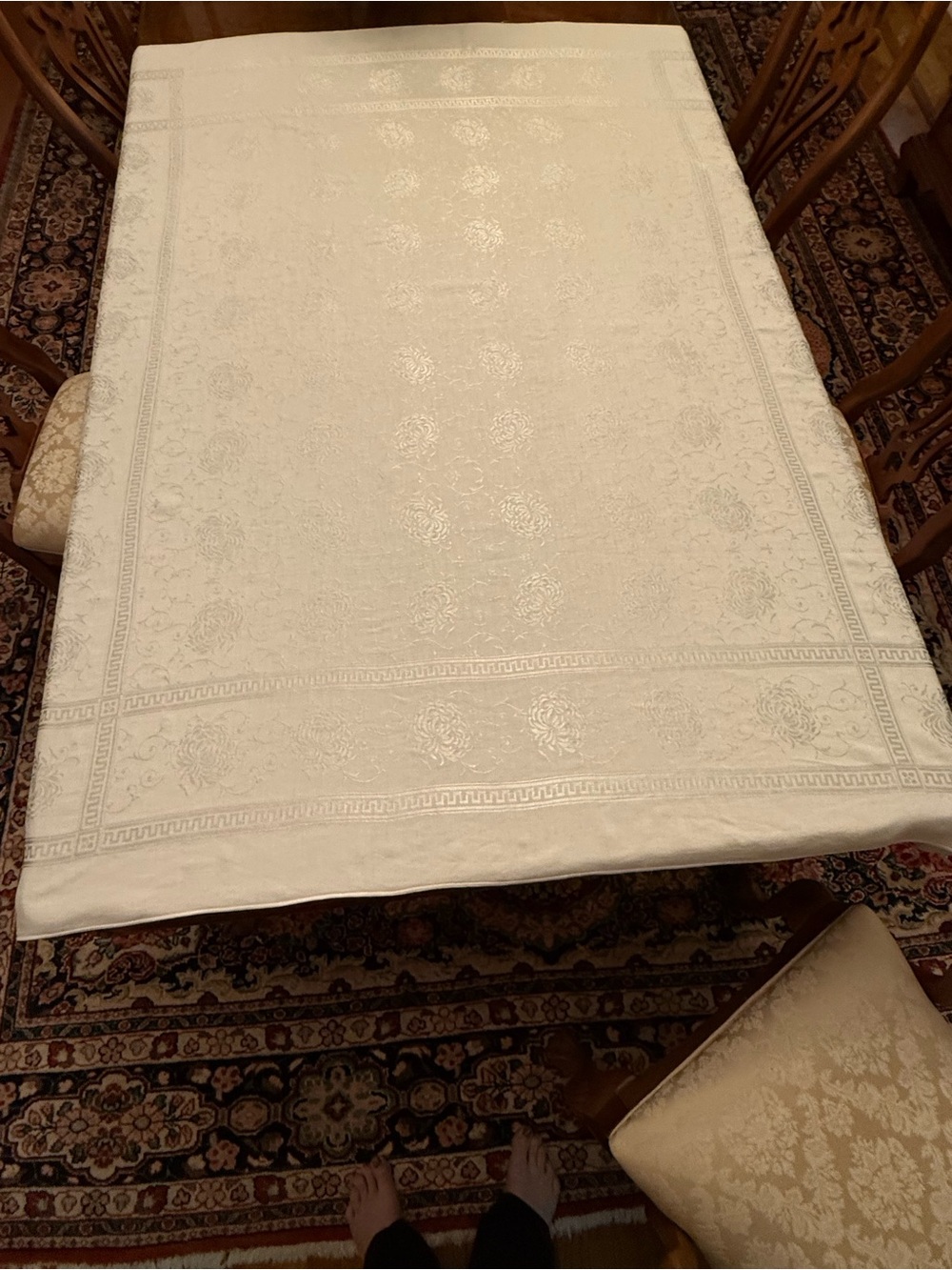 Elegant WhiteTablecloth - with 12 napkins